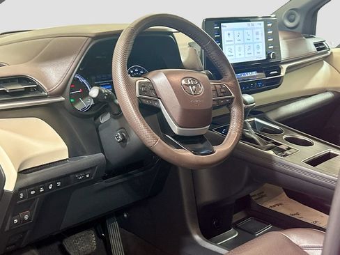 Used 2023 Toyota Sienna Platinum FWD image 7