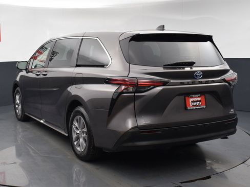 Used 2022 Toyota Sienna XLE image 3