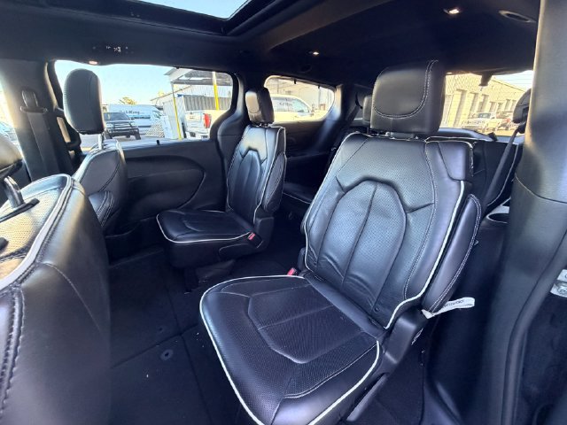 Used 2025 Chrysler Pacifica Limited FWD image 14