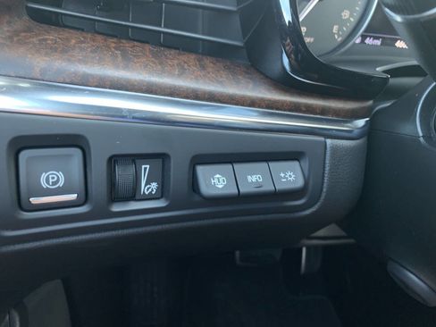 Used 2021 Cadillac XT5 Sportv image 2