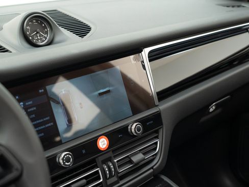 Certified 2026 Porsche Macan AWD/4WD image 22