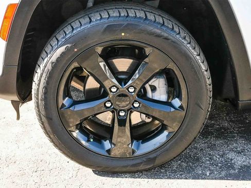 Used 2023 Jeep Grand Cherokee Limited w/ Black Appearance Package image 9