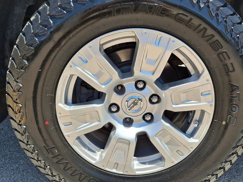Used 2018 Nissan Titan SV w/ SV Convenience Package AWD/4WD image 22