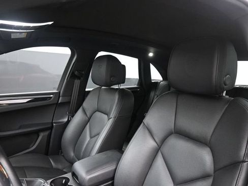 Certified 2022 Porsche Macan AWD/4WD image 5