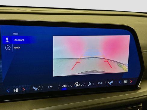 Used 2025 Chevrolet Traverse LT image 23