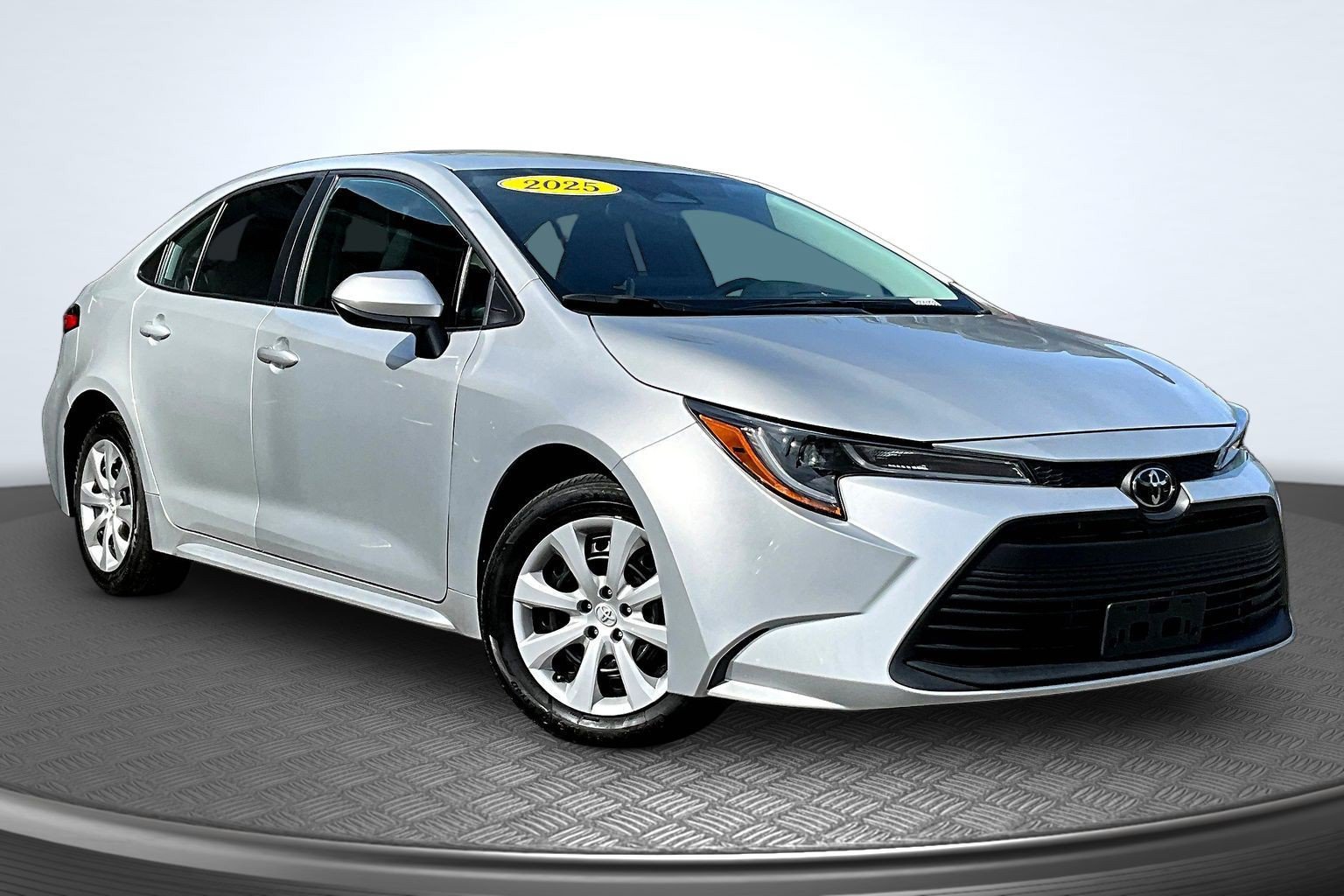 Used 2025 Toyota Corolla LE w/ Convenience Package FWD image 2