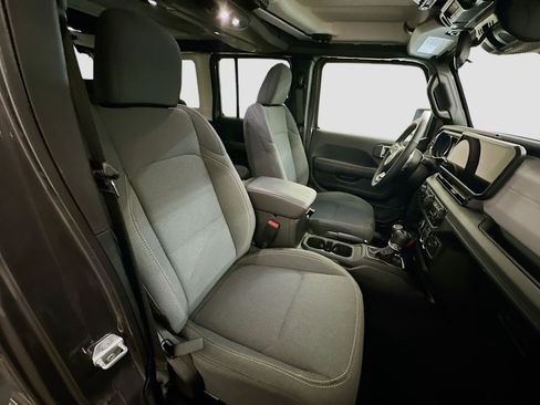 Used 2025 Jeep Wrangler Sahara image 31