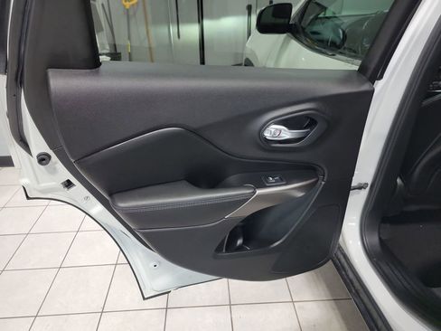 Used 2019 Jeep Cherokee Limited image 28