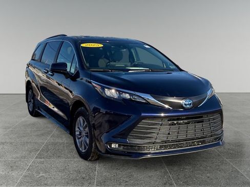Used 2025 Toyota Sienna XLE image 7