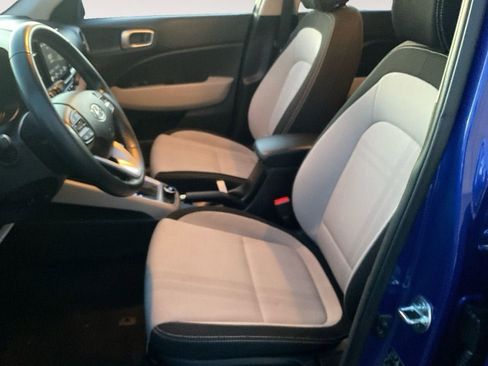 Used 2025 Hyundai Venue SEL FWD image 9