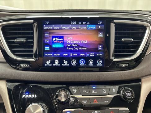 Used 2017 Chrysler Pacifica Touring-L Plus w/ Advanced Safetytec Group FWD image 14