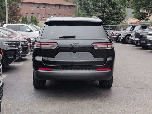 Used 2023 Jeep Grand Cherokee L Limited w/ Black Appearance Package AWD/4WD image 4
