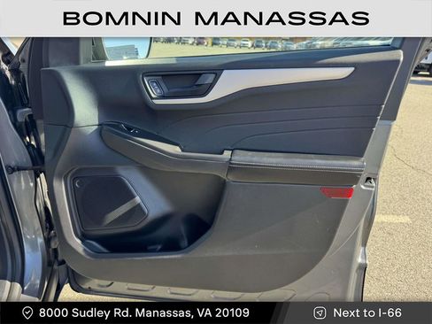 Used 2022 Ford Escape SE w/ SE Sport Appearance Package image 8