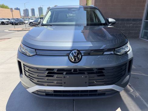 Used 2025 Volkswagen Tiguan SE w/ Panoramic Sunroof Package AWD/4WD image 10