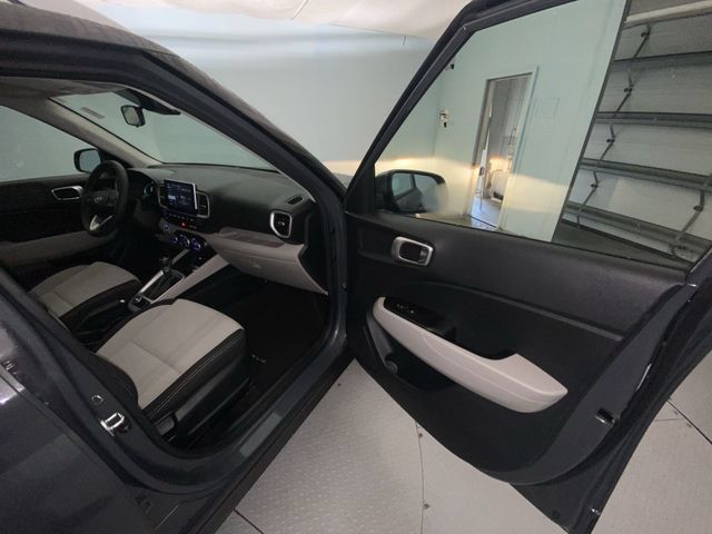 Used 2024 Hyundai Venue SEL FWD image 24