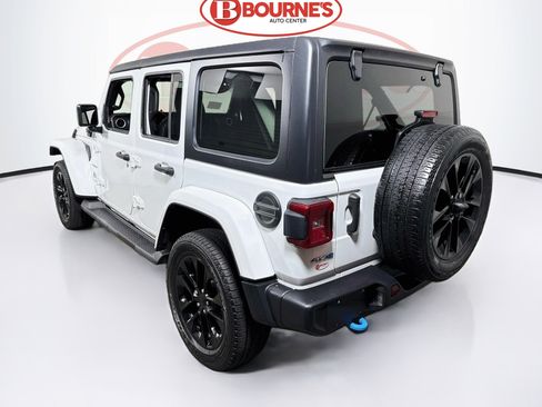 Used 2022 Jeep Wrangler Unlimited Sahara w/ Cold Weather Group AWD/4WD image 8