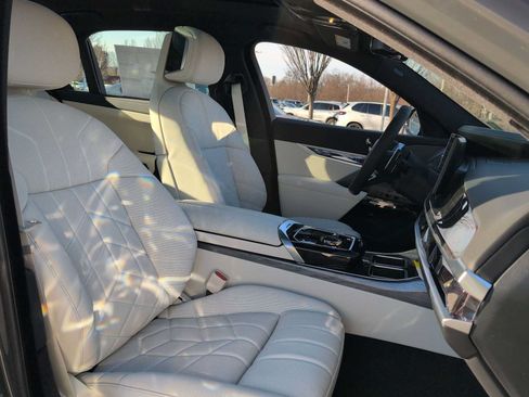 Used 2026 BMW 750e xDrive w/ Executive Package AWD/4WD image 23