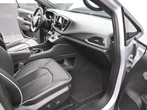 Used 2023 Chrysler Pacifica Limited w/ S Appearance Package image 17