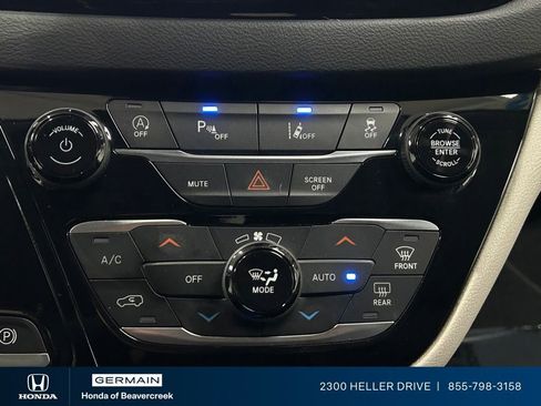 Used 2023 Chrysler Pacifica Touring-L FWD image 24
