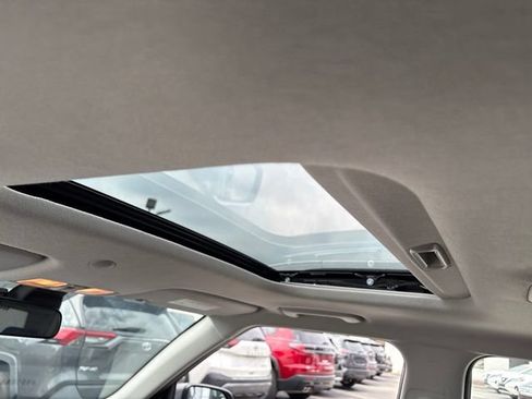 Used 2025 Hyundai Venue SEL FWD image 12