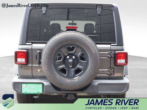 Used 2018 Jeep Wrangler Unlimited Sport AWD/4WD image 4