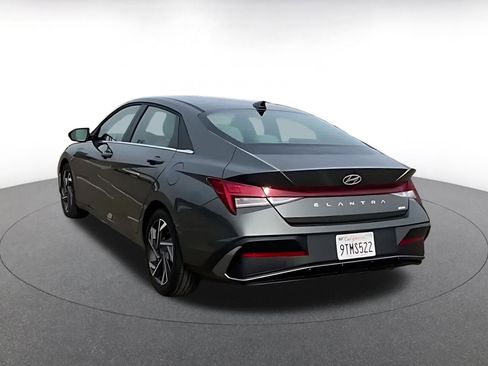 Used 2025 Hyundai Elantra Limited image 11