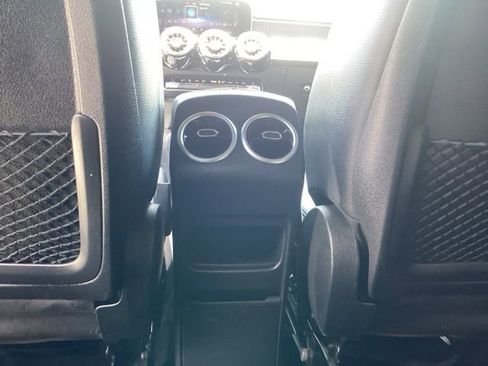 Used 2021 Mercedes-Benz GLB 250 4MATIC image 34