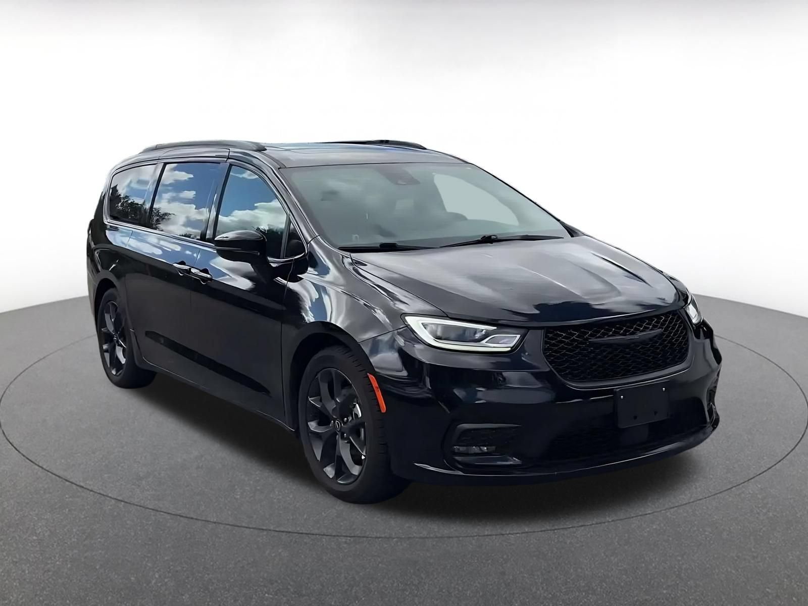 Used 2025 Chrysler Pacifica Limited FWD image 2