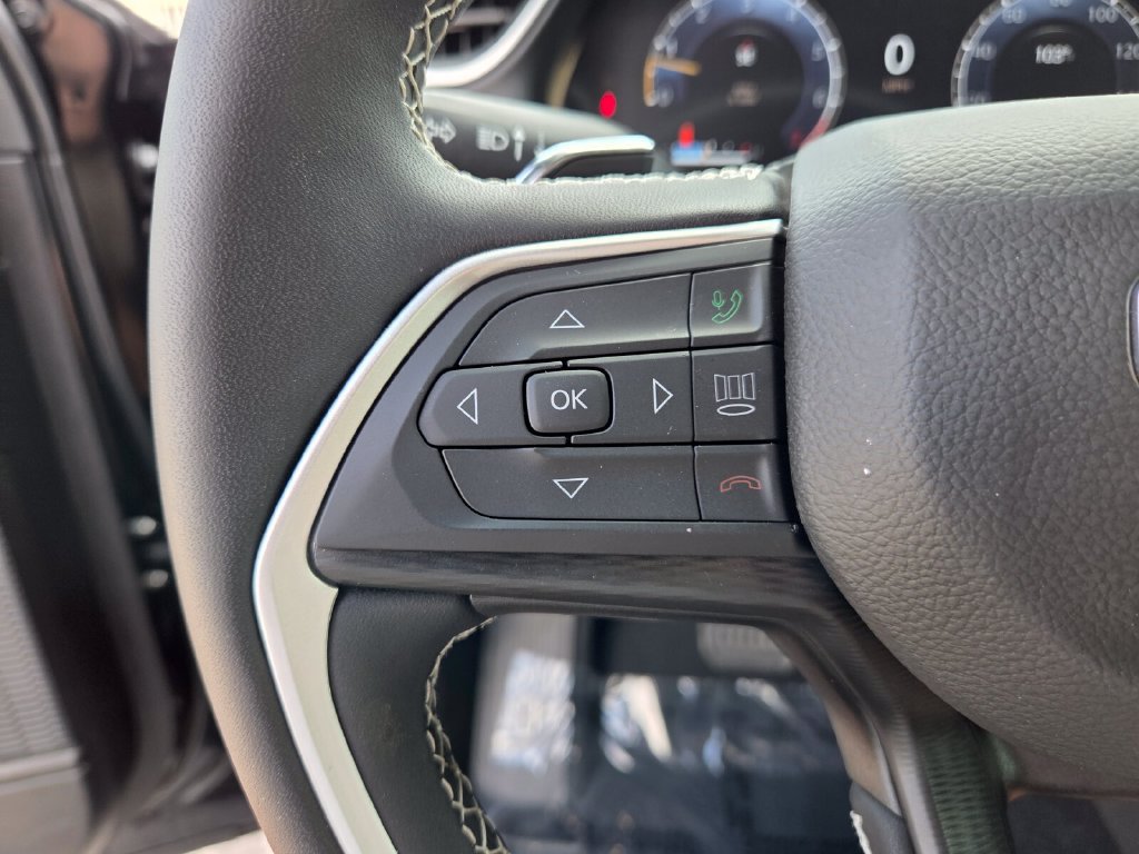Used 2025 Jeep Grand Cherokee Laredo RWD image 29