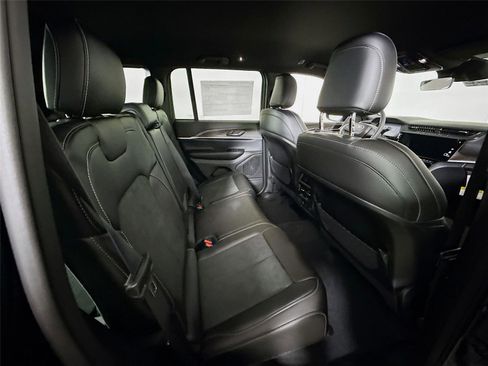 New 2026 Jeep Grand Cherokee Altitude image 20