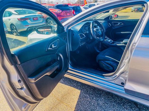 Used 2016 Chrysler 200 Limited image 10