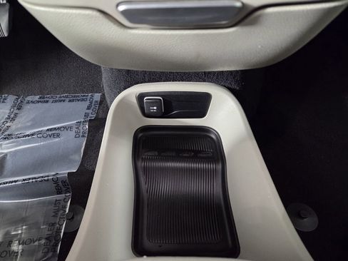 Certified 2023 Chrysler Pacifica Touring-L image 51