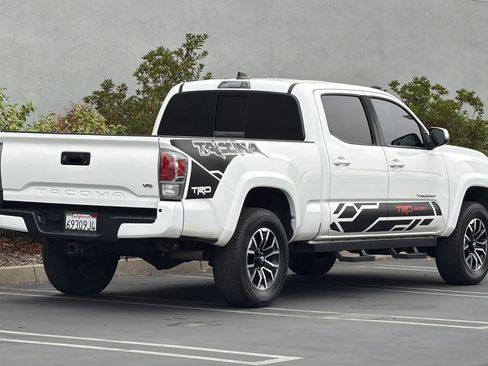 Used 2021 Toyota Tacoma TRD Sport w/ Technology Package RWD image 2