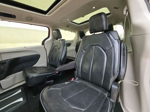 Used 2018 Chrysler Pacifica Limited FWD image 9