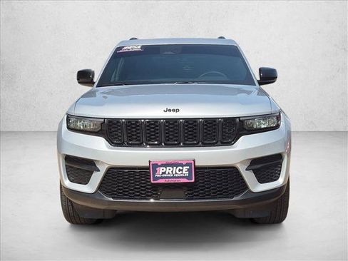 Used 2025 Jeep Grand Cherokee 4WD image 2