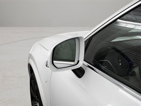 New 2025 Volvo XC90 T8 Plus w/ Protection Package Premier image 8