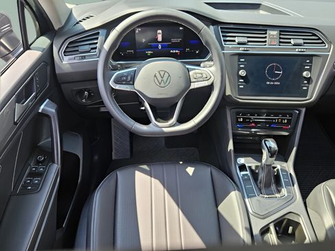 Used 2023 Volkswagen Tiguan SE w/ Panoramic Sunroof Package FWD image 12