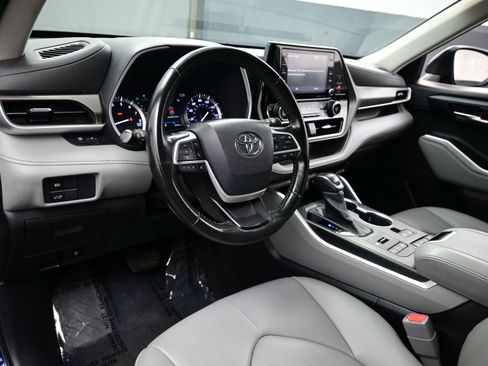 Used 2022 Toyota Highlander XLE AWD/4WD image 12
