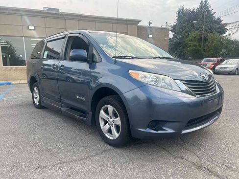 Used 2014 Toyota Sienna LE FWD image 3
