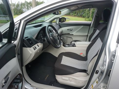 Used 2010 Toyota Venza FWD image 2