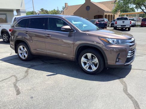 Used 2017 Toyota Highlander Limited AWD/4WD image 9