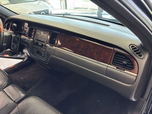 Used 2009 Lincoln Town Car Signature Limited image 13