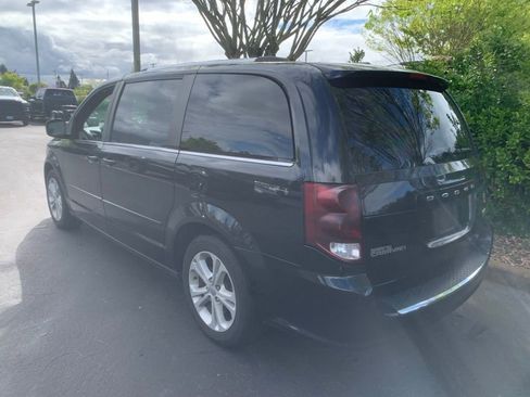 Used 2017 Dodge Grand Caravan SXT image 2