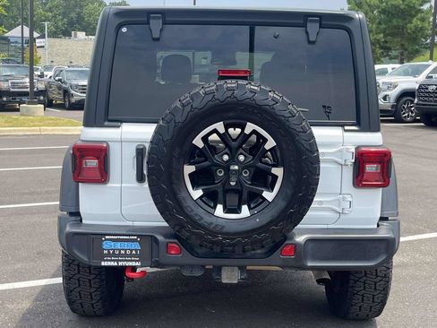 Used 2025 Jeep Wrangler Unlimited Rubicon AWD/4WD image 4