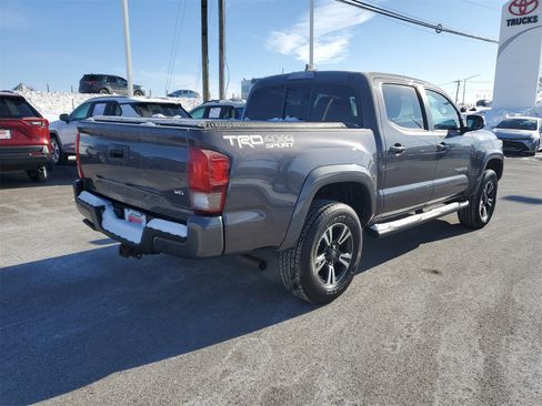 Used 2016 Toyota Tacoma TRD Sport image 4