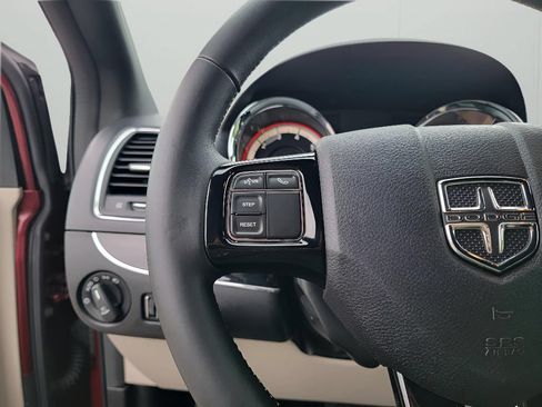 Used 2017 Dodge Grand Caravan SXT FWD image 16