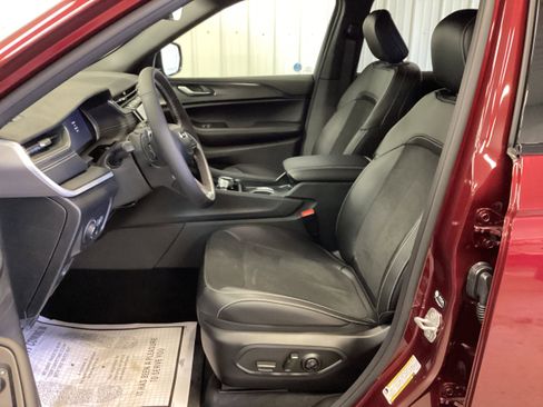 New 2025 Jeep Grand Cherokee Altitude image 14