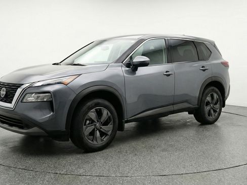 Used 2025 Nissan Rogue SV image 3