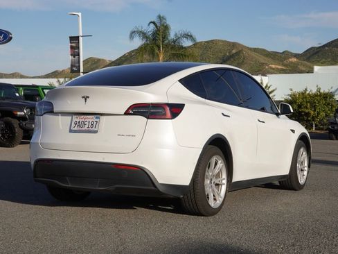Used 2022 Tesla Model Y Long Range image 4