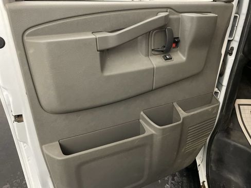Used 2017 GMC Savana 2500 RWD image 11